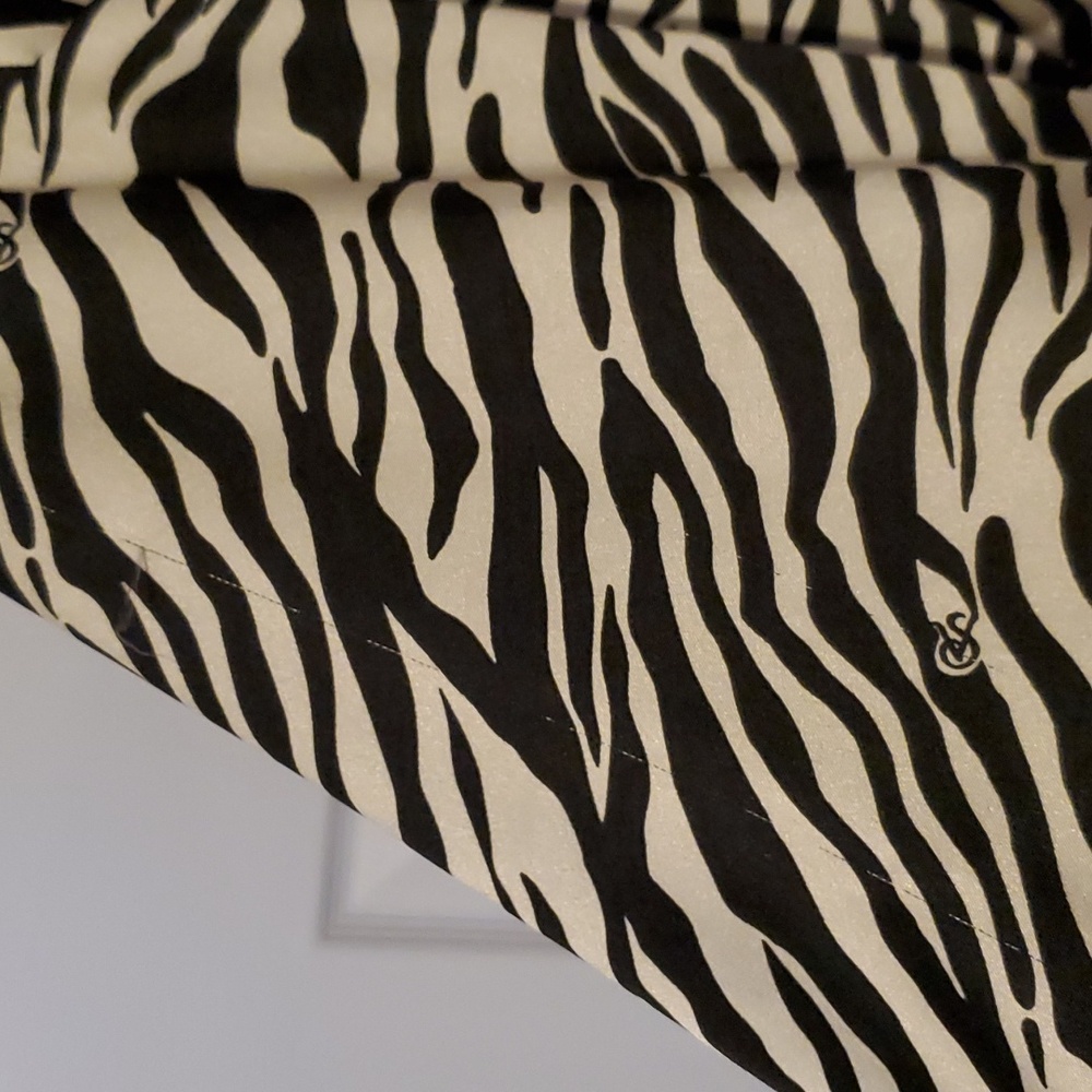 Victoria’s Secret Zebra Robe Size One Size - Picture 6 of 7